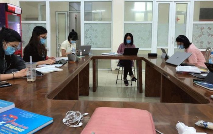 Phòng học online ở khu cách ly của Huyền và các bạn. (Ảnh: NVCC)