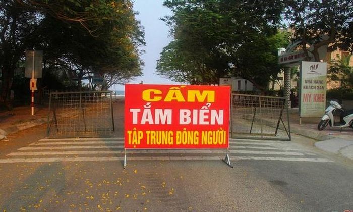  Quảng Ngãi lập bốn chốt chặn cấm tập trung đông người ở bãi biển Mỹ Khê. Ảnh: Minh Hoàng. 