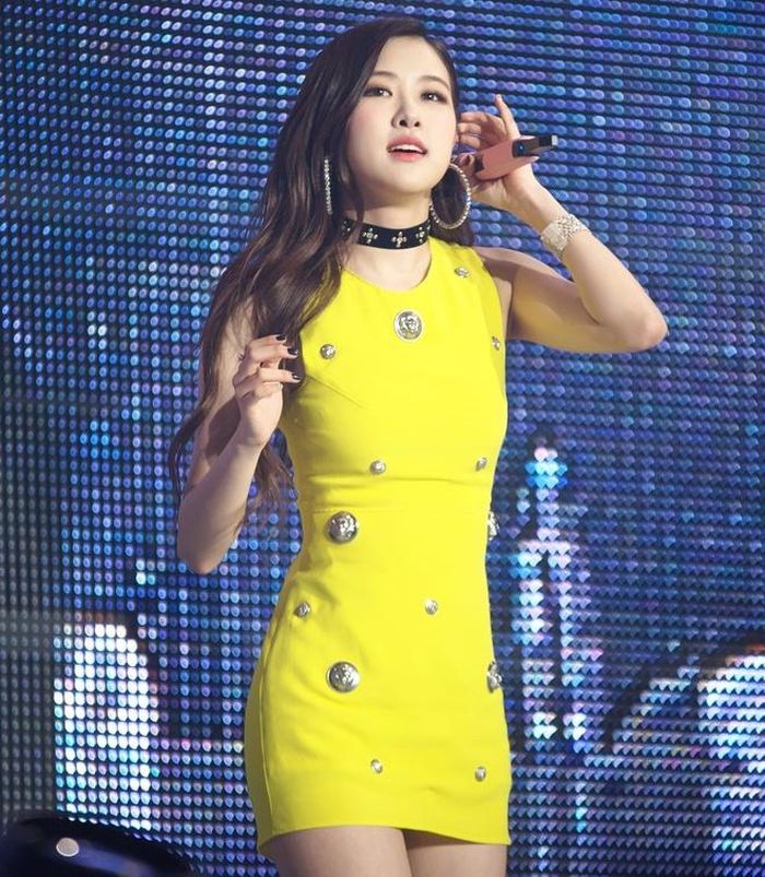  Nhìn tổng thể, Rosé vẫn tỏa sáng khi diện đồ có gam màu rực rỡ. Tuy nhiên, sắc vàng của mẫu váy có thể khiến người mặc trông tối da khi đối diện ánh đèn sân khấu. Thực tế, đây là thiết kế có thể gây bất lợi cho ngoại hình của thành viên nhóm BlackPink. Bên cạnh đó, cách dùng phụ kiện là khuyên tai dáng tròn được đánh giá cao khi nó giúp 9X toát lên vẻ ngoài sang chảnh. 