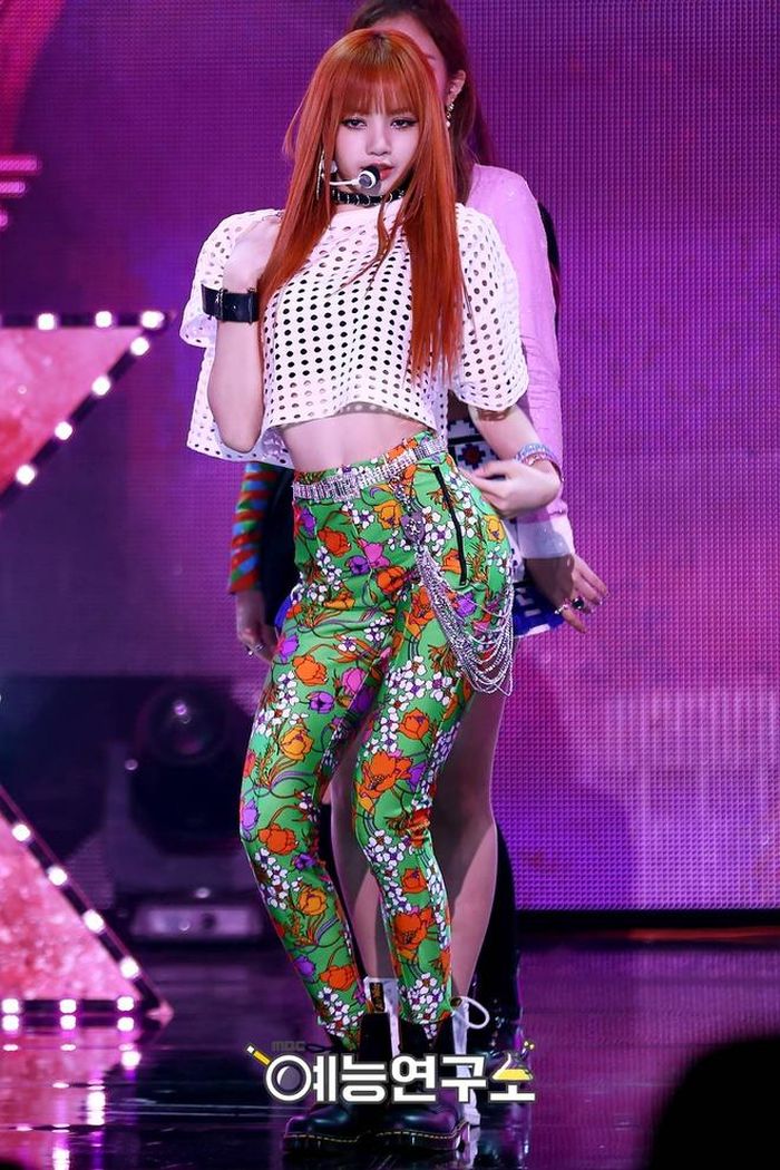 Nhiều người tỏ ra khó hiểu với việc stylist liên tục để Lía mặc đồ có họa tiết hoa rực rỡ. Bên cạnh đó, cách kết hợp không cân đối giữa loạt item khiến tổng thể trông kém sang. Một vài thiết kế không được yêu thích phải kể đến chân váy màu bạc phối cùng sơ mi crop top tông tím và mẫu legging xanh lá cây. 