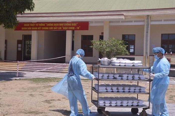 Vận chuyển suất ăn tới người dân trong khu cách ly.