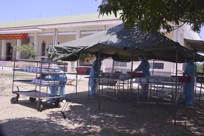 Nhân viên nuôi quân chuẩn bị suất ăn cho người dân trong khu cách ly.