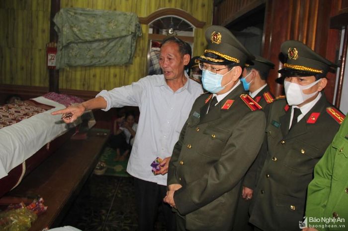 Thiếu tướng Nguyễn Hữu Cầu - Ủy viên BTV Tỉnh ủy, Giám đốc Công an tỉnh đến chia sẻ, động viên gia đình Đại úy Sầm Quốc Nghĩa. Ảnh tư liệu