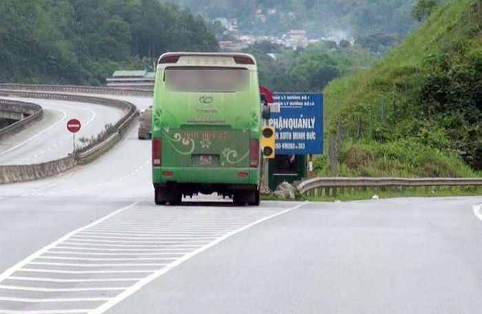 Một xe giường nằm trả khách trên đường cao tốc Nội Bài – Lào Cai lúc khoảng 15 giờ ngày 31/3 (lối vào khu vực phường Bình Minh, thành phố Lào Cai).