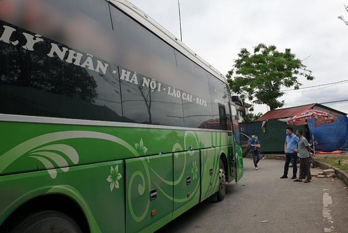 Một xe giường nằm chở khách từ Hà Nam lên Lào Cai…