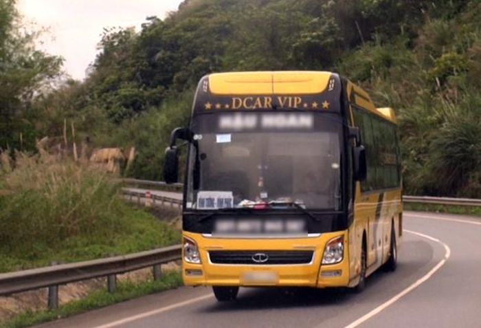 Một xe giường nằm từ thành phố Lào Cai đi Vĩnh Phúc đang lên cao tốc Nội Bài – Lào Cai lúc 15 giờ 5 phút ngày 31/3.