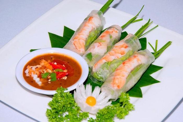 Vinh dự góp mặt trong danh sách 50 món ăn ngon nhất thế giới do kênh CNN Travel bình chọn, gỏi cuốn mang hương vị đậm đà của thịt lợn, tôm, rau thơm, bún gạo… hòa quyện trong nước mắm chua cay mặn ngọt hay sốt tương sền sệt. 