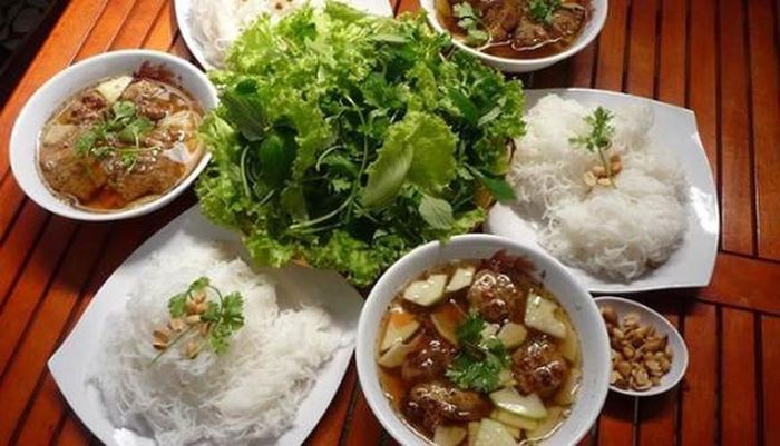  Đặc biệt, sau sự kiện cựu tổng thống Mỹ Barack Obama thưởng thức món ăn này trong chuyến thăm đến Việt Nam, bún chả càng trở nên nổi tiếng hơn trên các tờ báo nước ngoài. 