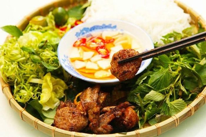  Tạp chí The Culture Trip cũng gợi ý du khách nên thưởng thức bún chả khi đến Việt Nam. 