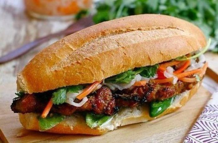  Du khách đến Việt Nam có thể tìm mua bánh mì ở bất cứ đâu, từ nhà hàng lớn tấp nập khách Tây tới chiếc xe đẩy rong trên phố. Có đủ các loại nhân như chả, trứng, pate, heo quay, dưa chua... sẽ chiều lòng mọi thực khách. 