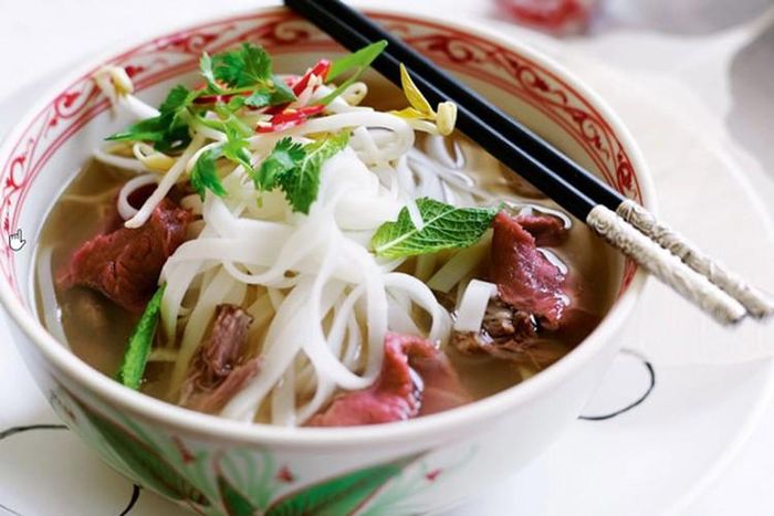  Xếp thứ 28 trong top 50 món ngon thế giới do CNN bình chọn, phở là món ăn du khách nhất định phải thử khi đến Hà Nội. 