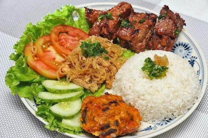  Không chỉ là món ăn ưa chuộng người dân Sài thành, cơm tấm cũng khiến không ít thực khách nước ngoài mê mẩn khi lần đầu thưởng thức. 