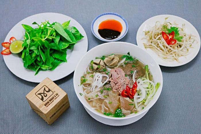  Món ăn mang đậm hương vị Hà thành gồm nước dùng được hầm từ xương, bánh phở thanh mát, kết hợp thịt bò hoặc thịt gà ăn cùng các loại rau thơm. 