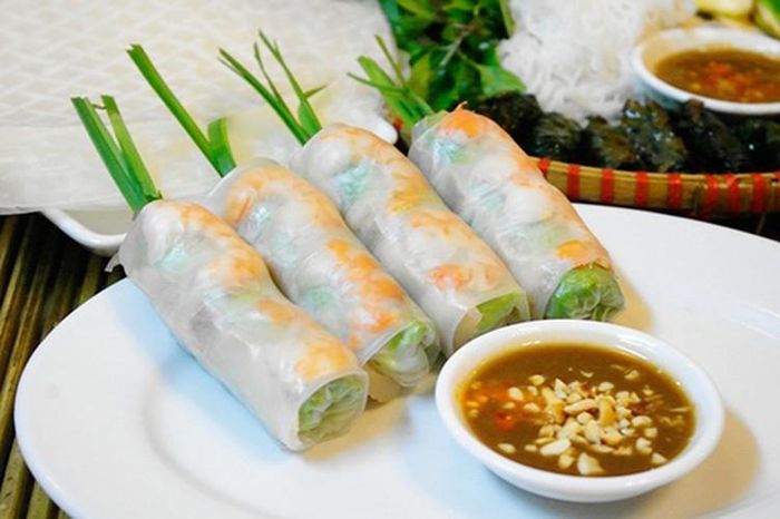  Món ăn này không chỉ là lựa chọn của nhiều người Việt Nam lúc đói bụng mà còn được bạn bè quốc tế tấm tắc khen ngợi. 