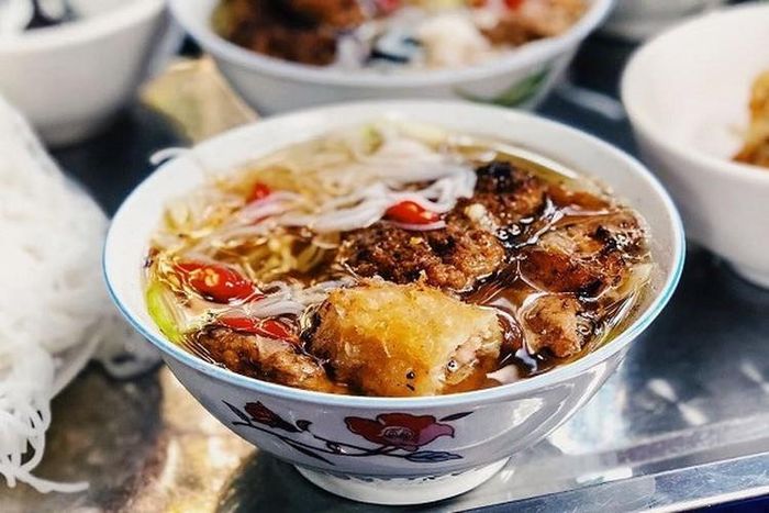  Là món ăn được nhiều du khách nước ngoài yêu thích khi đến Việt Nam, bún chả bao gồm những miếng thịt lợn và chả nướng trong bát nước chấm, với lát su hào ngâm, đu đủ xanh, ăn kèm cùng các loại rau sống. 