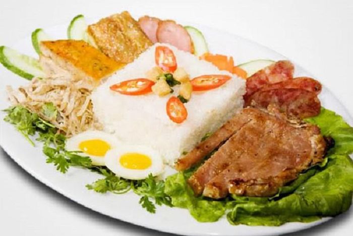  Gạo tấm nở phồng, sườn nướng cháy cạnh, bì heo mềm hòa quyện với miếng chả trứng, nêm nếm thêm nước mắm ớt chua ngọt, đây sẽ là món ăn chinh phục mọi thực khách. 