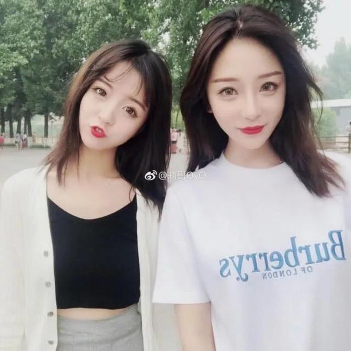  Lợi Ca (bên trái) là nữ streamer Trung Quốc sở hữu hàng triệu follower trên mạng xã hội. Thông qua hình ảnh trên sóng livestream, cô nàng từng được nhiều người ví von với các nữ idol xinh đẹp xứ Hàn khi có lối trang điểm và phong cách thời trang tương đồng. 