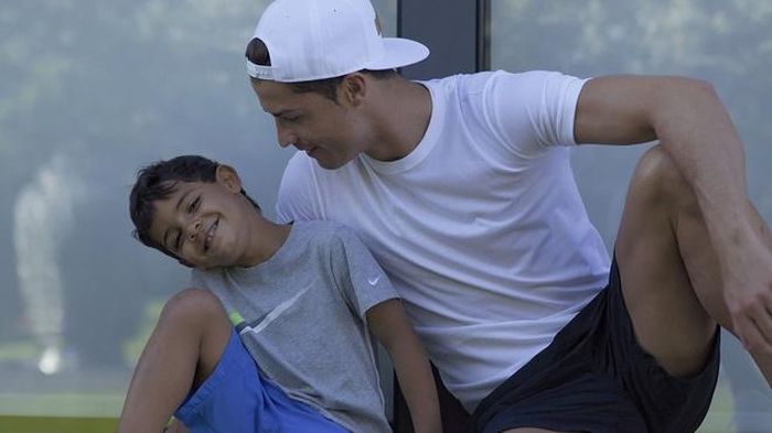  Bộ phim được quay phần lớn ở Madeira, quê nhà của Ronaldo. Ngoài việc kể lại tuổi thơ và quá trình lớn lên của Ronaldo, bộ phim này còn kể về các thành viên khác trong gia đình của CR7. 