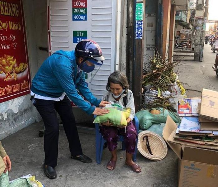  MC Đại Nghĩa chia sẻ hình ảnh người dân nhận gạo. 