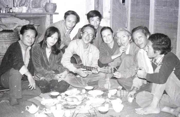 Từ trái sang phải: Nhạc sĩ Hồng Đăng, diễn viên Phương Thanh, nhà phê bình Ngô Thảo, nhạc sĩ Trịnh Công Sơn, nhà thơ Nguyễn Thụy Kha (tác giả bài viết), vợ chồng nhạc sĩ Văn Cao, nhà thơ Thu Bồn và nhạc sĩ Nghiêm Bá Hồng. Ảnh: Hà Tường, 1983