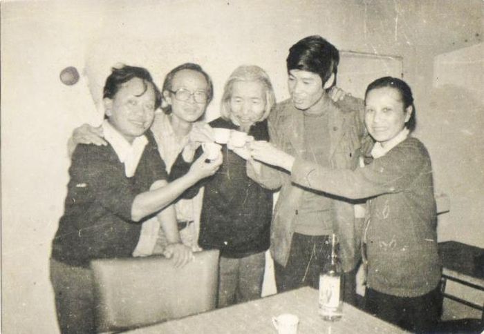 Nhạc sĩ Hồng Đăng, nhạc sĩ Văn Cao và nhà thơ Nguyễn Thụy Kha và bà Thúy Băng (vợ ông Văn Cao). Ảnh: Hà Tường, 1983