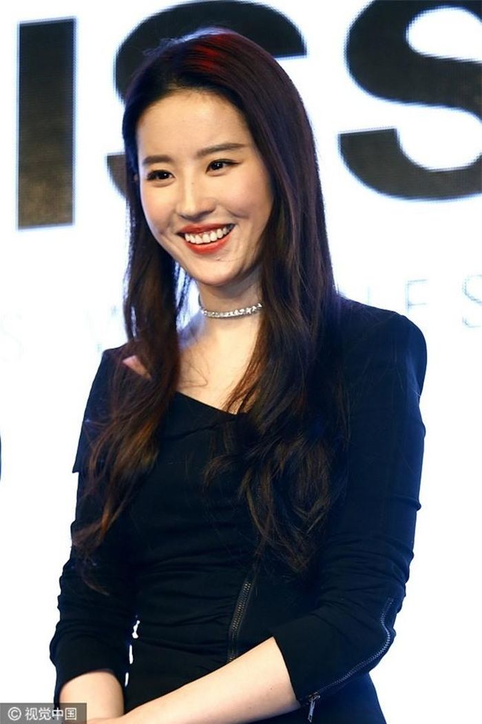 Mỗi khi cười, Lưu Diệc Phi để lộ rất nhiều nhược điểm nhan sắc: nụ cười hở lợi, hàm răng không đều đôi khi còn ố vàng và gương mặt bắt đầu xuất hiện dấu hiệu lão hóa.