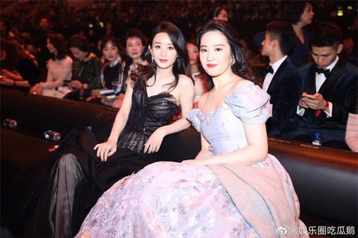 Chung khung hình với Triệu Lệ Dĩnh, dù là mẹ bỉm sữa nhưng nhìn Triệu Lệ Dĩnh lấn át cả Lưu Diệc Phi. Thần tiên tỷ tỷ lộ vóc dáng và khuôn mặt tròn đầy tăng cân thấy rõ. Góc chụp nghiêng còn có cảm giác vòng eo của cô như chật chội o ép trong bộ đầm tìm này.