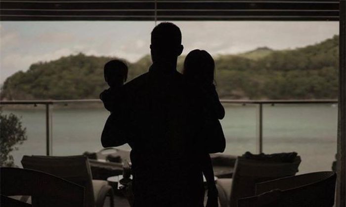  Trong một bức ảnh khác, Dingdong Dantes viết: "Ba cha con tôi che mất tầm nhìn của Marian, nhưng cô ấy đã lấy máy ảnh chụp lại khoảnh khắc này".
