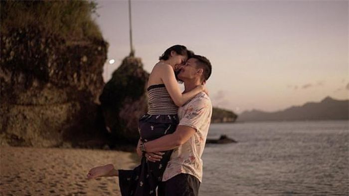  Trong một bức ảnh tương tự được đăng trên trang cá nhân, Dingdong Dantes viết: "Chừng nào chúng ta còn bên nhau, chúng ta sẽ vượt qua mọi cơn bão tố. Thật hạnh phúc khi được cùng em đồng hành trong suốt 5 năm qua, người yêu thương".