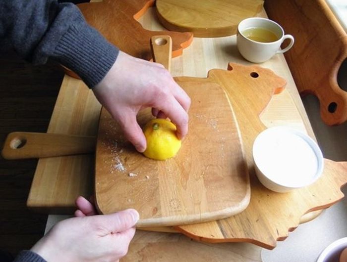 Có một cách khử trùng các loại thớt làm bằng gỗ và nhựa khá nhanh chóng, hiệu quả, đó là dùng một lát chanh chà xát lên bề mặt thớt, rồi cho thớt vào lò và bật trong khoảng 1 phút. Lúc này, hơi nóng của lò vi sóng cùng với đặc tính sát trùng của chanh sẽ làm sạch bề mặt thớt 