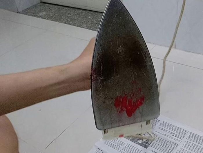  Bạn có thể dùng khăn giấy trải lên vết sáp nến, để bàn là ở nhiệt độ thấp và ủi theo quỹ đạo hình tròn lên bề mặt tờ khăn giấy. Di chuyển khăn giấy lên xuống để chúng có thể hút được sáp nến một cách tốt nhất 