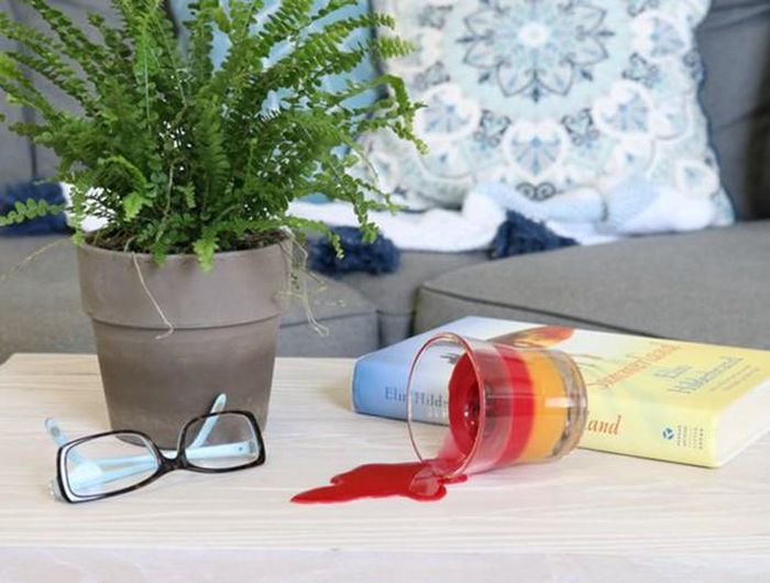  Với những vết sáp nến cứng đầu tồn tại trên mặt bàn hay sàn nhà, bạn có thể sử dụng bàn là để loại bỏ chúng 