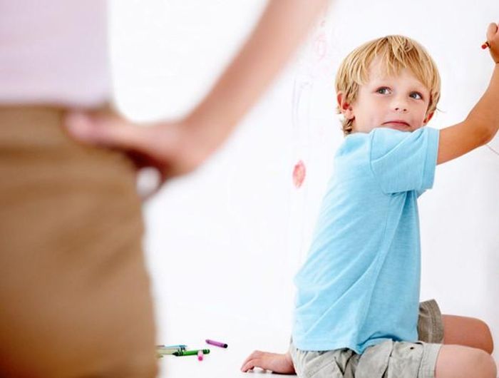  Sử dụng máy sấy tóc được xem là một trong những phương pháp hiệu quả giúp loại bỏ những vết bút sáp tồn tại trên tường 