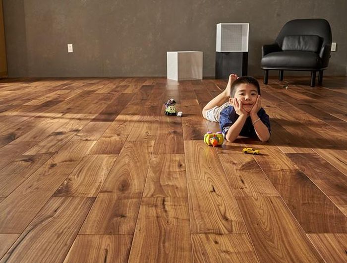  Sau một thời gian sử dụng, sàn gỗ hay những vật dụng bằng gỗ sẽ xuất hiện những vết xước hay những vết lõm. Khi đó, bàn là - một vật dụng phổ biến của mỗi gia đình sẽ trở thành vật "cứu nguy" những đồ vật bằng gỗ một cách hữu hiệu 