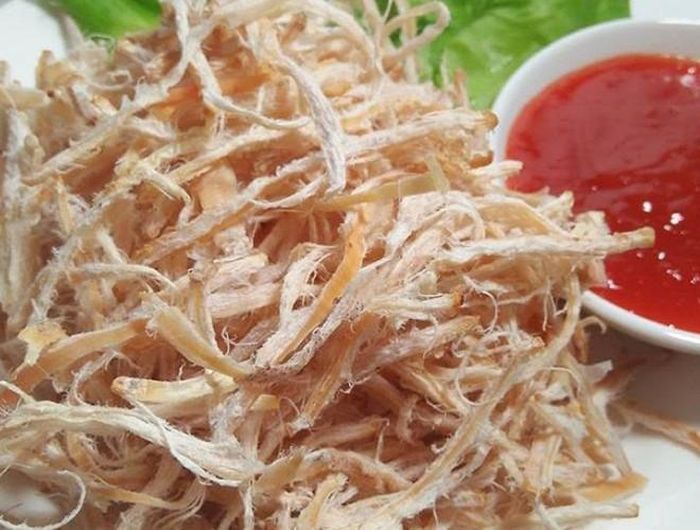  Cách làm đó là gói kín mực khô vào trong một tờ giấy báo, hoặc giấy bạc, sau đó đưa vào lò vi sóng khoảng 2-3 phút. Mực nướng theo cách này vẫn giữ được độ thơm ngon, lại không bị cháy đen như khi tiếp xúc trực tiếp với lửa, giúp an toàn hơn cho sức khỏe của bạn 