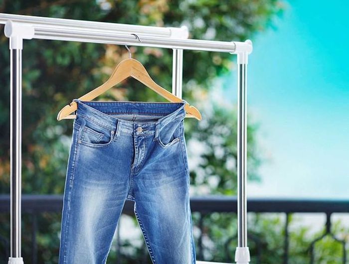  Bạn hãy cho quần jean vào một túi vải, sau đó để vào ngăn đông tủ lạnh qua đêm và đem phơi nắng. Nhiệt độ thấp của tủ sẽ giúp tiêu diệt vi khuẩn và các tế bào gây ra mùi hôi trên quần mà vẫn giữ được bề ngoài hoàn hảo của chúng 