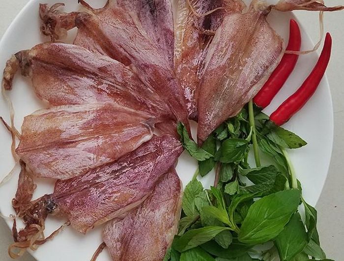  Mực nướng là món ăn vô cùng hấp dẫn. Thông thường, để chế biến mực nướng, người ta hay sử dụng ngọn lửa trực tiếp từ cồn, bếp ga. Tuy nhiên, ít ai biết rằng, chúng ta có thể nướng mực bằng lò vi sóng 