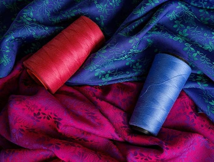  Sau khi giặt, nhiều quần áo của bạn sẽ nhăn nheo, đặc biệt là các chất liệu như đũi, tơ tằm. Tuy nhiên, tơ lụa là chất liệu mỏng, mịn, do vậy không nên làm phẳng trực tiếp bằng bàn là. Khi đó, bạn có thể sử dụng mẹo nhỏ với tủ lạnh để làm phẳng khăn, quần áo tơ lụa 