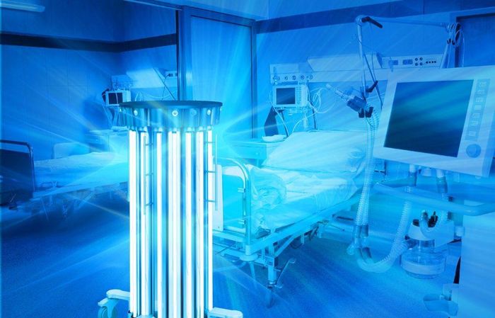  Một công ty ở Đan Mạch đã phát triển robot khử trùng không cần bất kỳ loại hóa chất nào. Với 8 bóng đèn phát ra tia cực tím UV-C, robot có thể tiêu diệt virus và vi khuẩn có hại bằng cách làm hỏng cấu trúc DNA của chúng, khiến chúng không thể tự nhân đôi. Công nghệ trên thực tế hơn nhiều so với việc phải để trống phòng bệnh nhiều giờ để sử dụng hóa chất như hydro peroxide. 