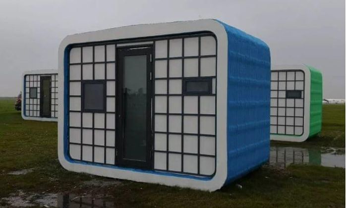  Công ty Winsun của Trung Quốc đã dùng công nghệ in 3D để xây dựng 15 phòng cách ly trong một ngày. Thiết kế tòa nhà cách ly với trang thiết bị hiện đại được in thông qua quá trình ép đùn, với một cánh tay robot được gắn trên đường ray, ép các lớp bê tông lắng xuống để xây dựng bức tường. Công ty cho biết quá trình xây dựng sử dụng vật liệu tái chế từ các công trình, cam kết cấu trúc sẽ bền gấp đôi so với tòa nhà bê tông thông thường. 