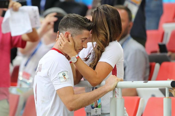  Hình ảnh này từng một thời gây sốt trên truyền thông thế giới. Tại World Cup 2018, tuyển Ba Lan thua Senegal 1-2 ở ngày ra quân. Lewandowski tìm tới Lewandowska trong tâm trạng buồn chán vì thất bại của đội nhà. Lewandowska lập tức động viên chồng, sau đó trao cho Lewandowski nụ hôn. Tiền đạo của Bayern gọi đây là một trong những khoảnh khắc đẹp nhất của cuộc đời anh. 