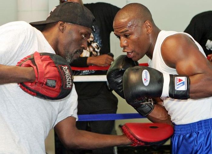 Mayweather (phải) vẫn duy trì tốc độ ấn tượng ở tuổi 43. Ảnh: Getty Images.