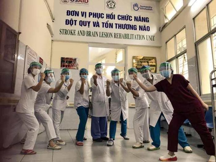  Cách ly và dịch bệnh cũng không làm các chiến sĩ áo trắng nao núng tinh thần. Ảnh: ĐẶNG TÚ