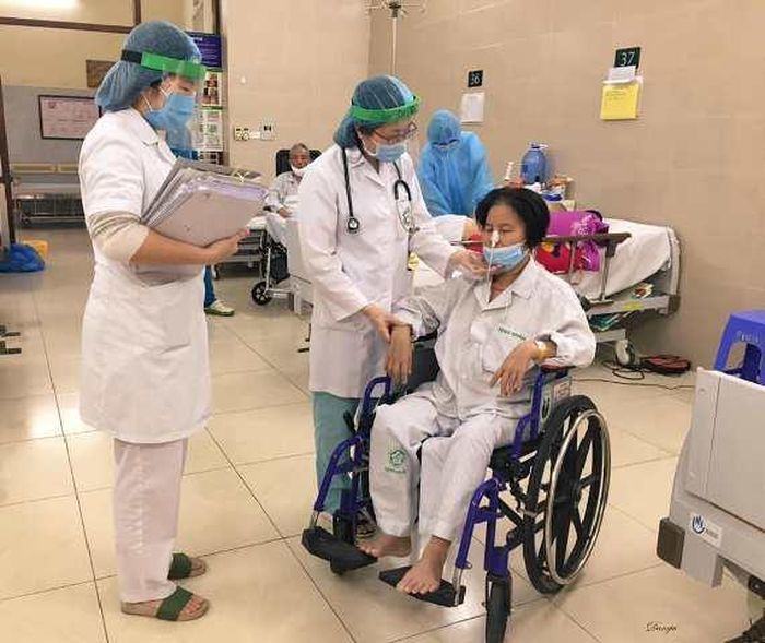  Chăm sóc bệnh nhân tận tình, chu đáo. Ảnh: ĐẶNG TÚ