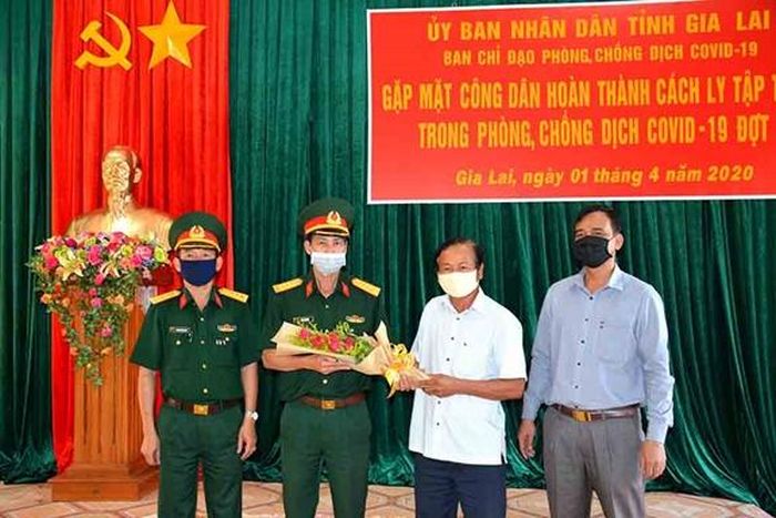  Ông Lữ Thanh Tương tặng hoa cán bộ Bộ CHQS tỉnh Gia Lai và cán bộ y tế Gia Lai.
