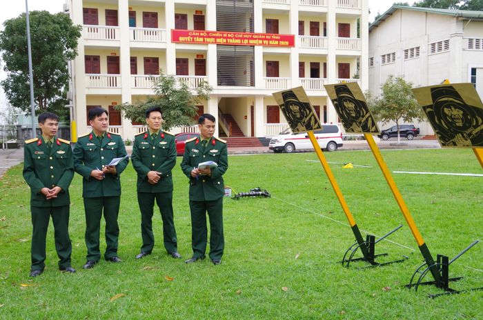 Ban giám khảo chấm điểm, đánh giá chất lượng sáng kiến “Thiết bị báo bia trực tuyến” tại hội thi.