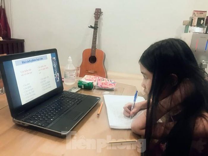 Thời gian cách ly tại nhà cũng là quãng thời gian chị Hà dành nhiều thời gian chăm sóc con cái học hành.