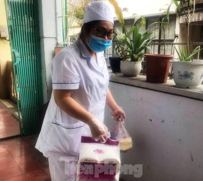 "Trong tận đáy lòng tôi không vướng chút phiền muộn, thấy phấn chấn “giời ạ, vui lắm. Được chăm sóc, phục vụ đến tận cửa. Cần cứ bốc máy lên gọi cho cô Tổ trưởng, mọi người sẽ trợ giúp ngay trong vòng vài phút.", chị Hà cho hay. Trong ảnh, nhân viên y tế phường trong một lần mua vật dụng hàng ngày giúp chị Hà.