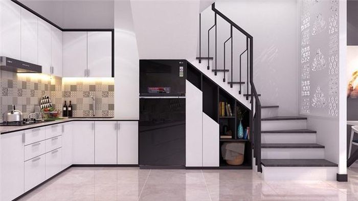  Tủ lạnh màu đen nổi bật giữa hệ thống tủ kệ bếp màu trắng sơn bóng. 