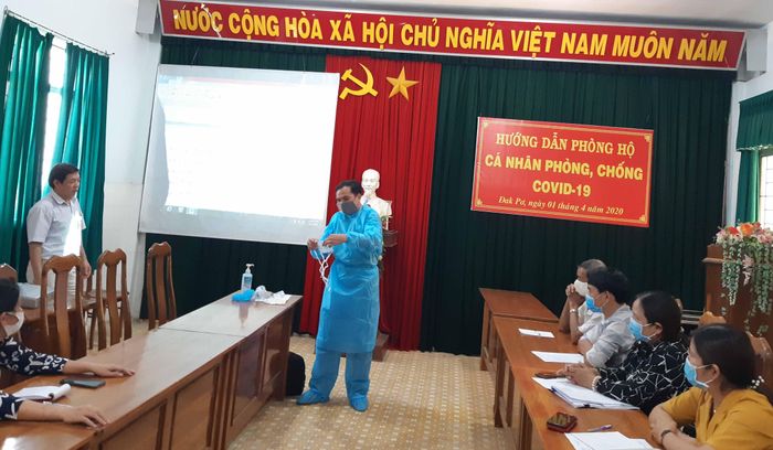 Hướng dẫn cách mặc đồ phòng hộ chống dịch Covid 19. Ảnh: Tuyết Mai